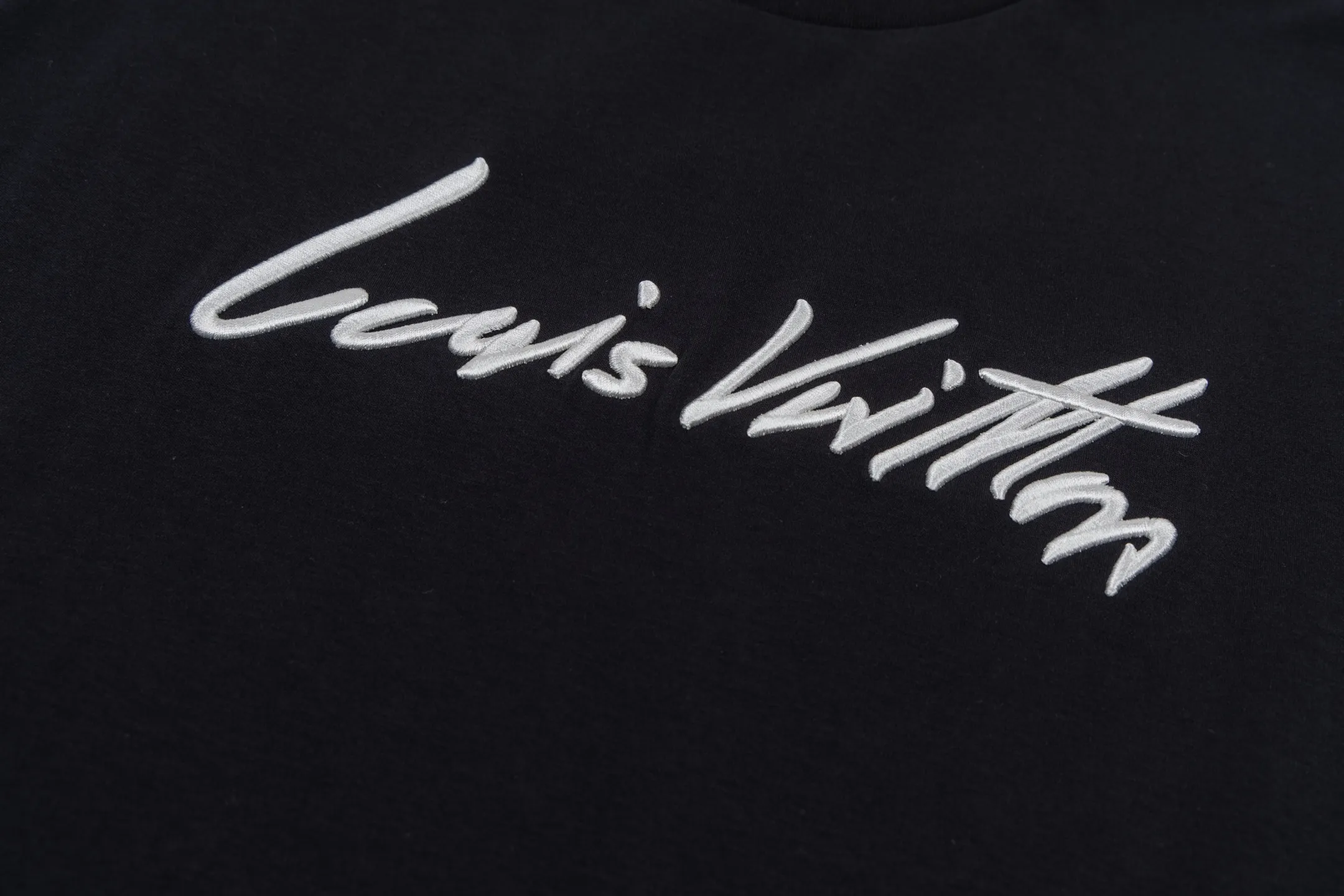 🅿️270 1v 25FW handwritten logo embroidered short sleeves. The fabric is made of 60S 170g double-sided single yarn fabric, and the rib is made of 32S 300g double yarn stretch rib. This T-shirt is made from soft cotton knit, with a slightly nipped waist and ribbed crew neck for a relaxed fit. The handwritten Louis logo is embroidered on the chest, making it an elegant everyday choice. The yarn count is 60, which is a high-count cotton yarn that is delicate and soft. This fabric is based on the delicate texture of high-count cotton, and its double-sided weaving enhances practicality. The single-strand structure makes the fabric lighter and more breathable. Double-sided knitting technology has the same texture on the front and back. The fabric has a tight structure, good elasticity and is not easy to curl. It has a delicate touch and is suitable for close-fitting wear. Flat stitch embroidery three-dimensional craft is a special embroidery technique that uses flat stitch to create embroidery with a three-dimensional feel. This process creates a richer three-dimensional effect and layering by precisely controlling the depth and angle of the stitches and increasing the density and length. Size:XS-S-M-L